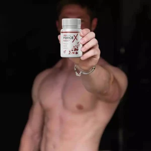 Man håller upp en burk Force X mot kameran.